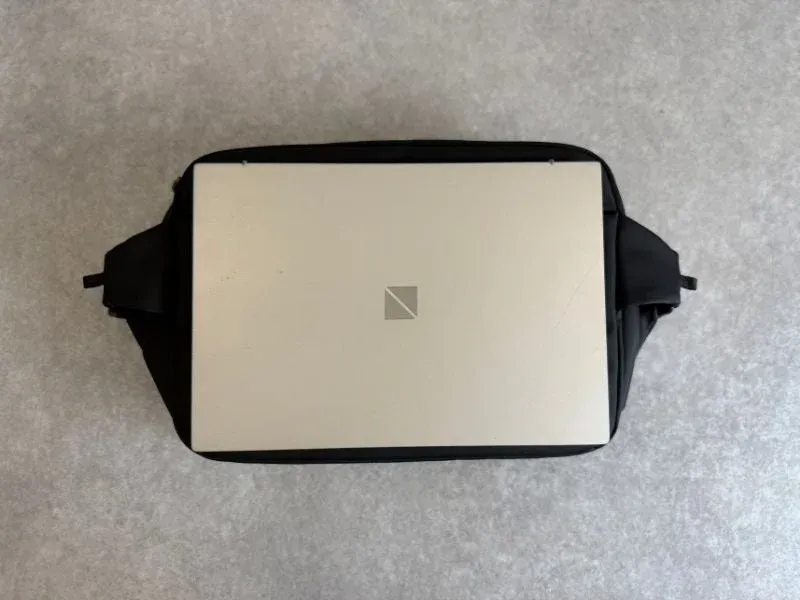 黒いバッグに収納されたノートパソコン