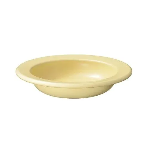 白い背景に置かれた、シンプルなデザインのクリーム色の皿です。広めの縁があり、深さのある形状をしています。