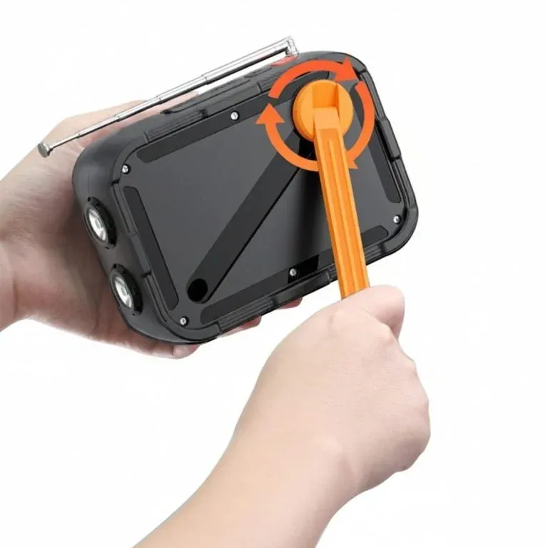 手回し充電中の多機能ラジオ