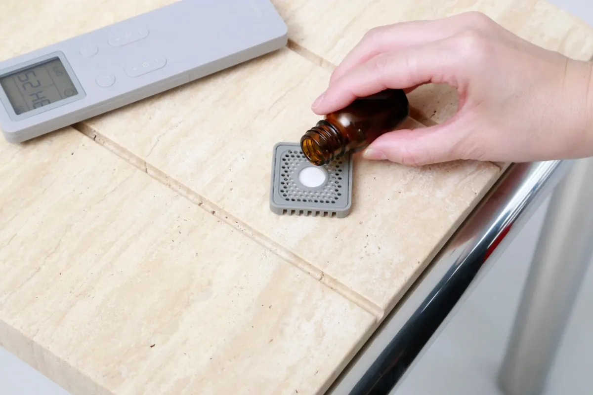 アロマアタッチメントにオイルを注ぐ様子