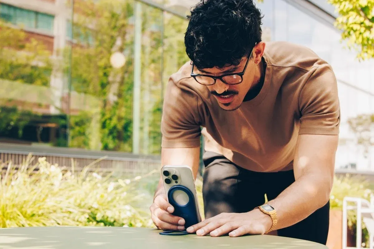 様々な角度に調整可能なTwelve South Curve Nano