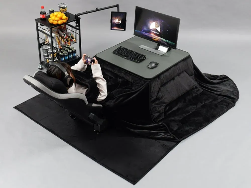 ゲーミングこたつでゲームを楽しむ様子