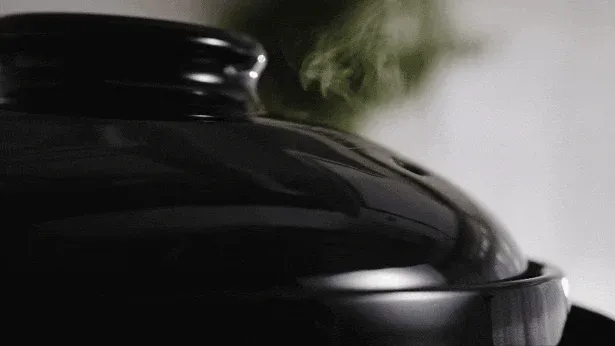 湯気の立つ黒い鍋