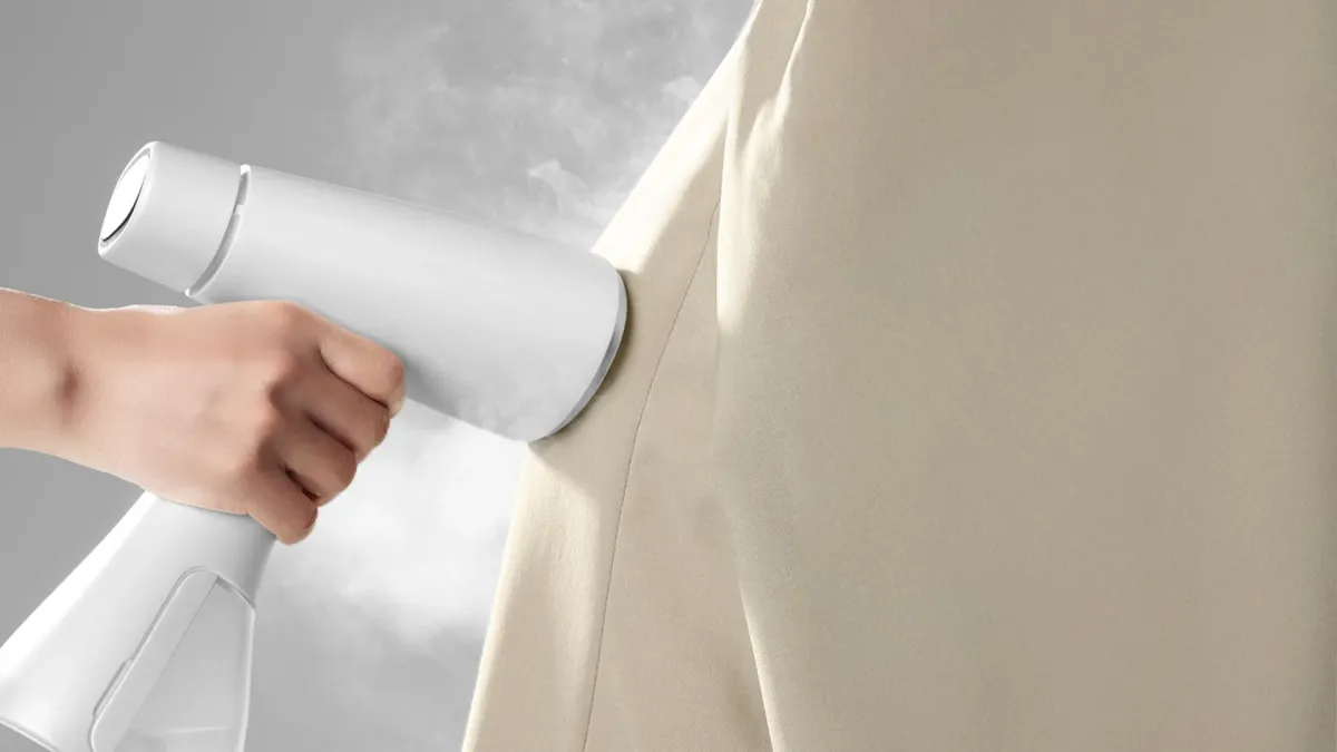 衣類にスチームを当てている様子