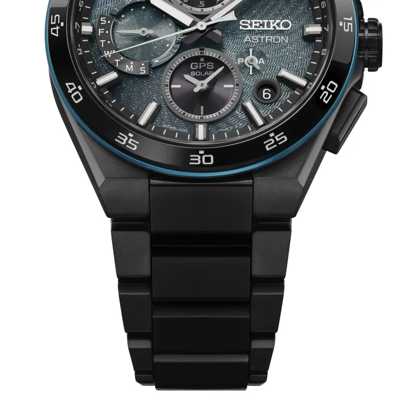 チタン素材の採用で軽快な着け心地を実現