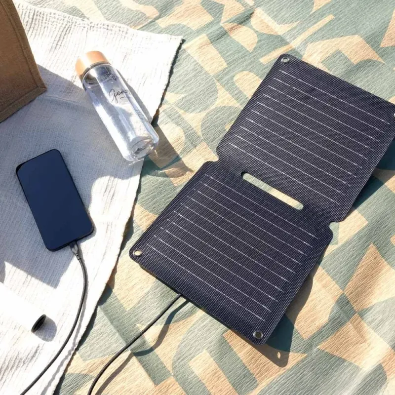 太陽光でスマートフォンを充電