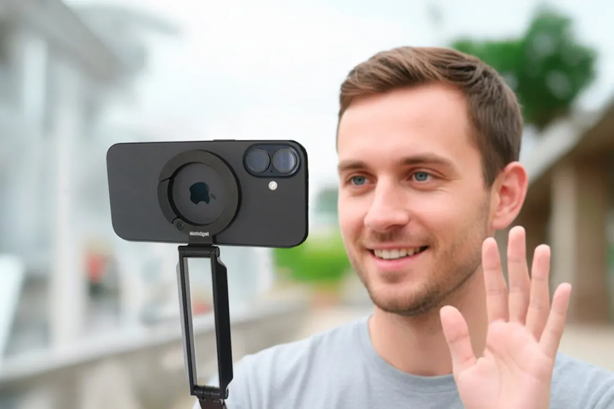 男性がスマホを持っている、自撮り棒のイメージ