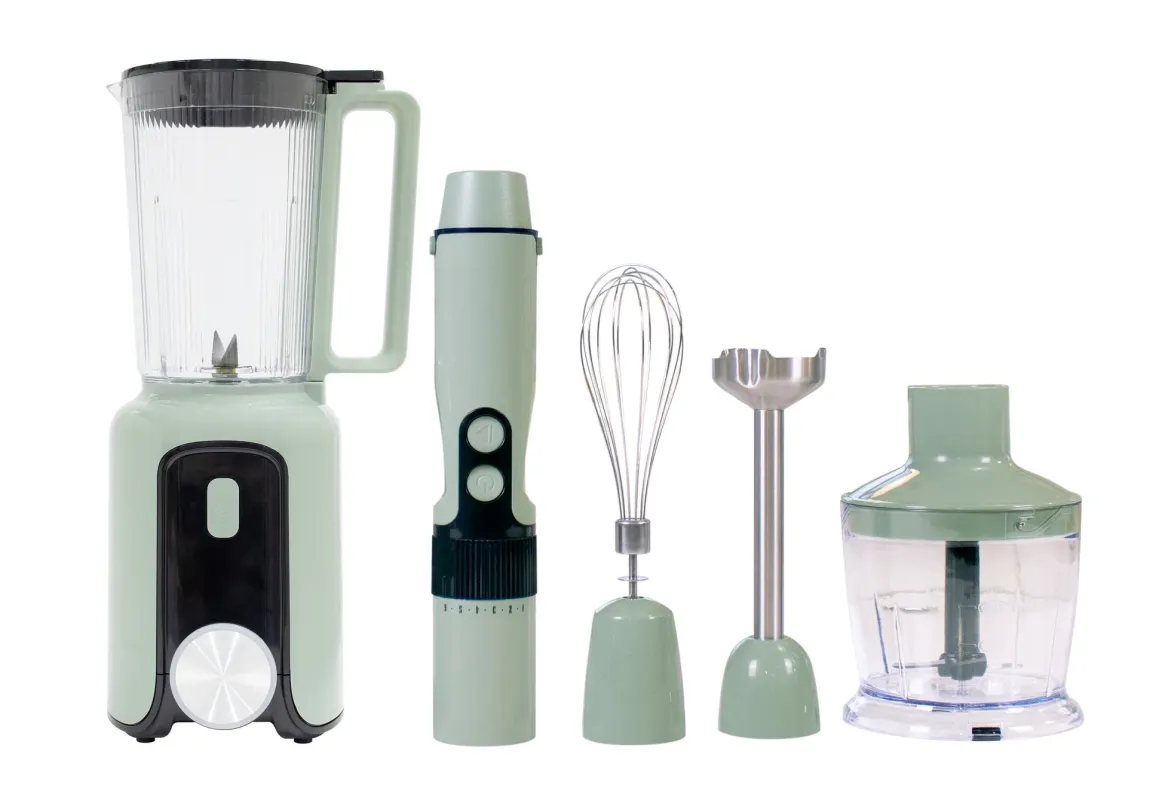 ライトグリーンと黒のアクセントが施されたキッチン家電のセット。据え置き型ブレンダー、ハンドブレンダー本体、泡立て器、スティックブレンダー、フードプロセッサーの各アタッチメントが含まれています。