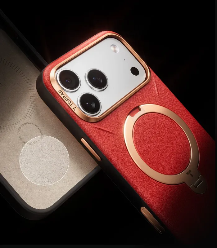 赤いレザー調のiPhoneケースのクローズアップ画像