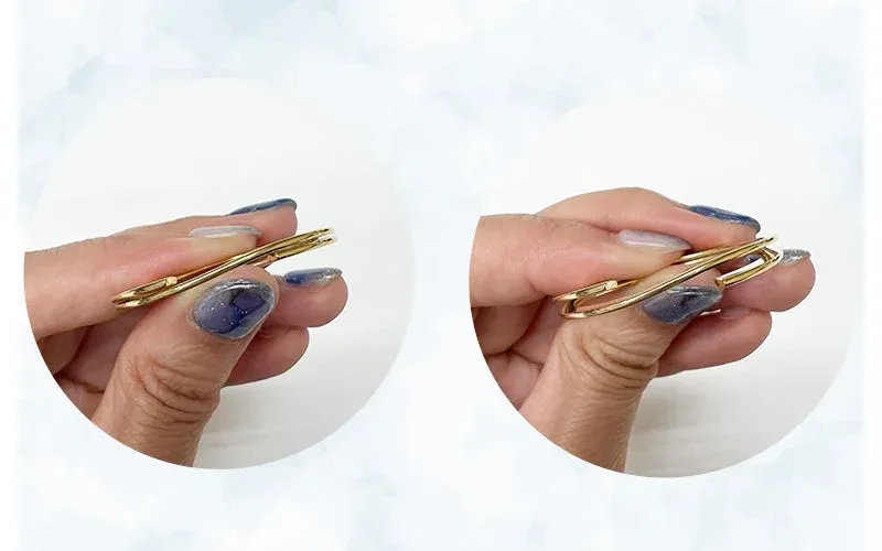 金色のヘアクリップを手に持ち、その形状や開閉の状態を左右で比較して示しています