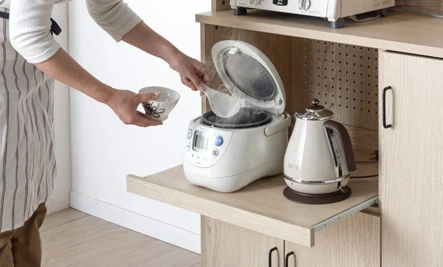 スライド棚に炊飯器が置かれた様子