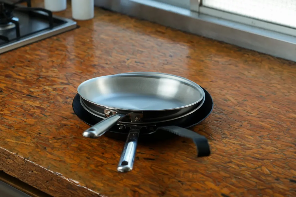 重ねて置かれたフライパン