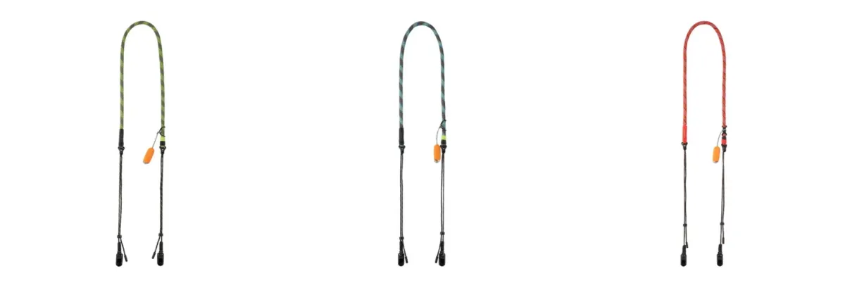 白背景に3色のフローティングストラップが縦に並んでいます