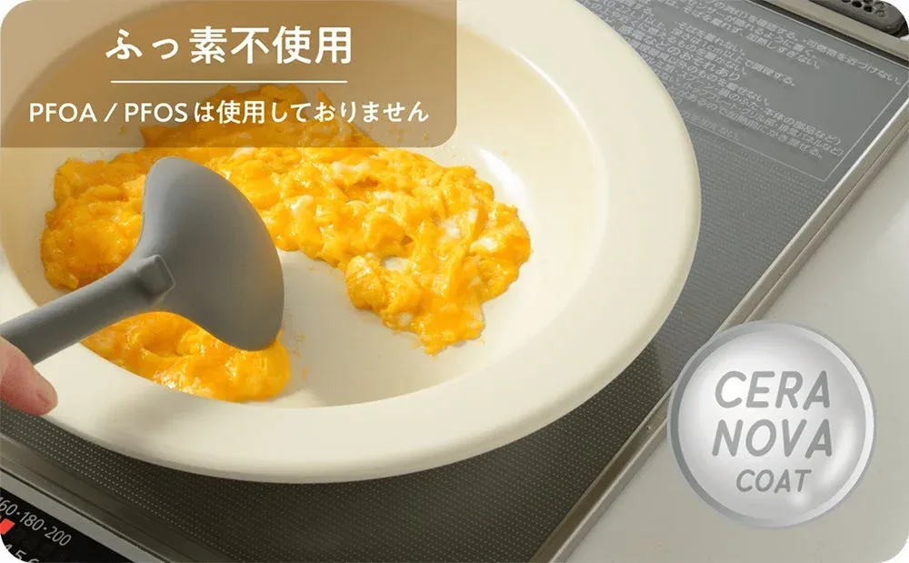 ふっ素樹脂(PFOA/PFOS)不使用のセラノバコート加工が施された調理器具で、スクランブルエッグを調理している様子。安全性を訴求しています。