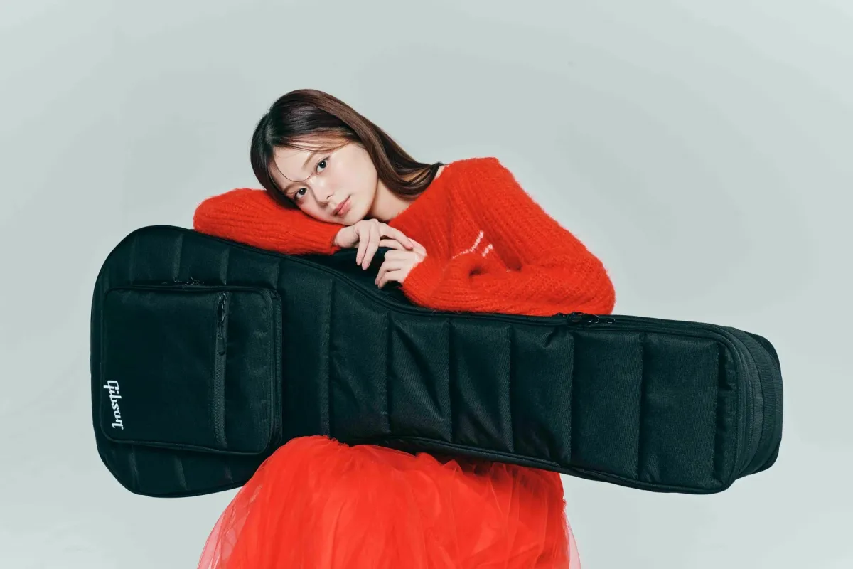 紺野彩夏さんとギターケース