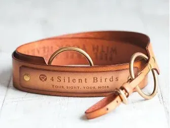 茶色のレザーストラップと金具、ブランドロゴ刻印