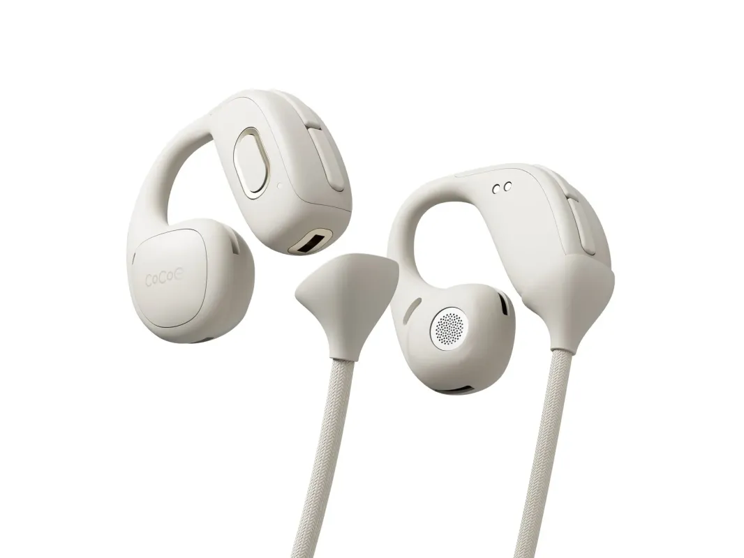 白い背景に浮かぶ、ベージュ色のオープンイヤー型イヤホンです。独自の形状と布巻きケーブルが特徴的なオーディオデバイスが2つ写っています。