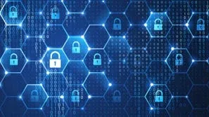 青いデジタル背景に六角形のパターンが広がり、その中に多数の南京錠アイコンが配置されています。バイナリコードも散りばめられ、サイバーセキュリティやデータ保護の概念を象徴しています。