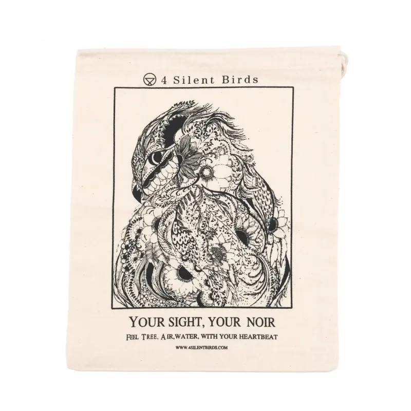 フクロウのアートワークが施された付属ポーチ