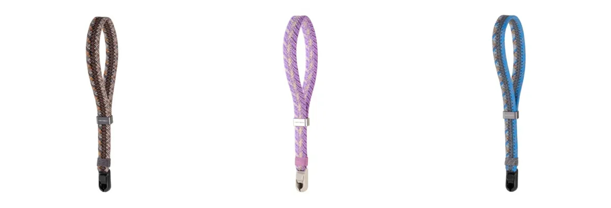 白い背景に、ブラウン、パープル、ブルーの3色の編み込みストラップが並んでいます
