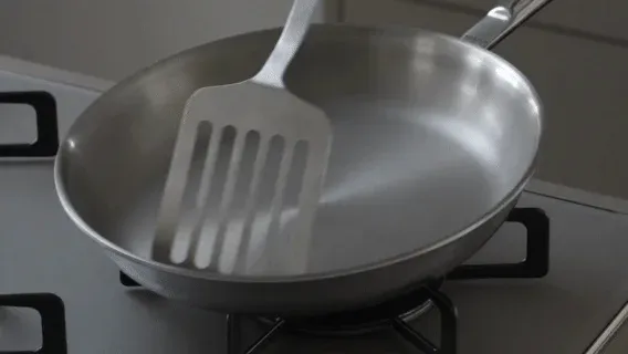 フライパンとフライ返し