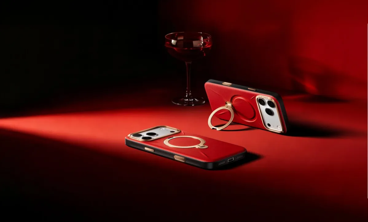 赤い背景に、ゴールドのリングスタンドが付いた赤いスマートフォンケースが2つ配置されている画像