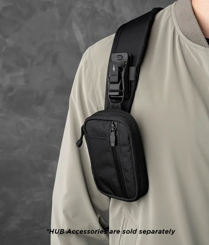 ショルダーバッグにユーティリティポーチを装着する様子