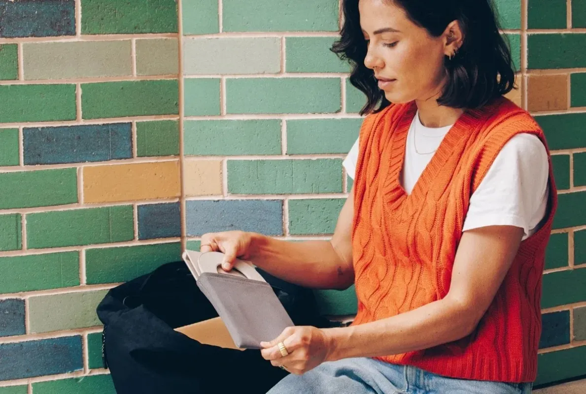 ポーチを持つ女性