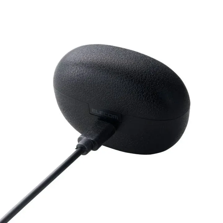 黒い楕円形の電子機器のクローズアップ画像