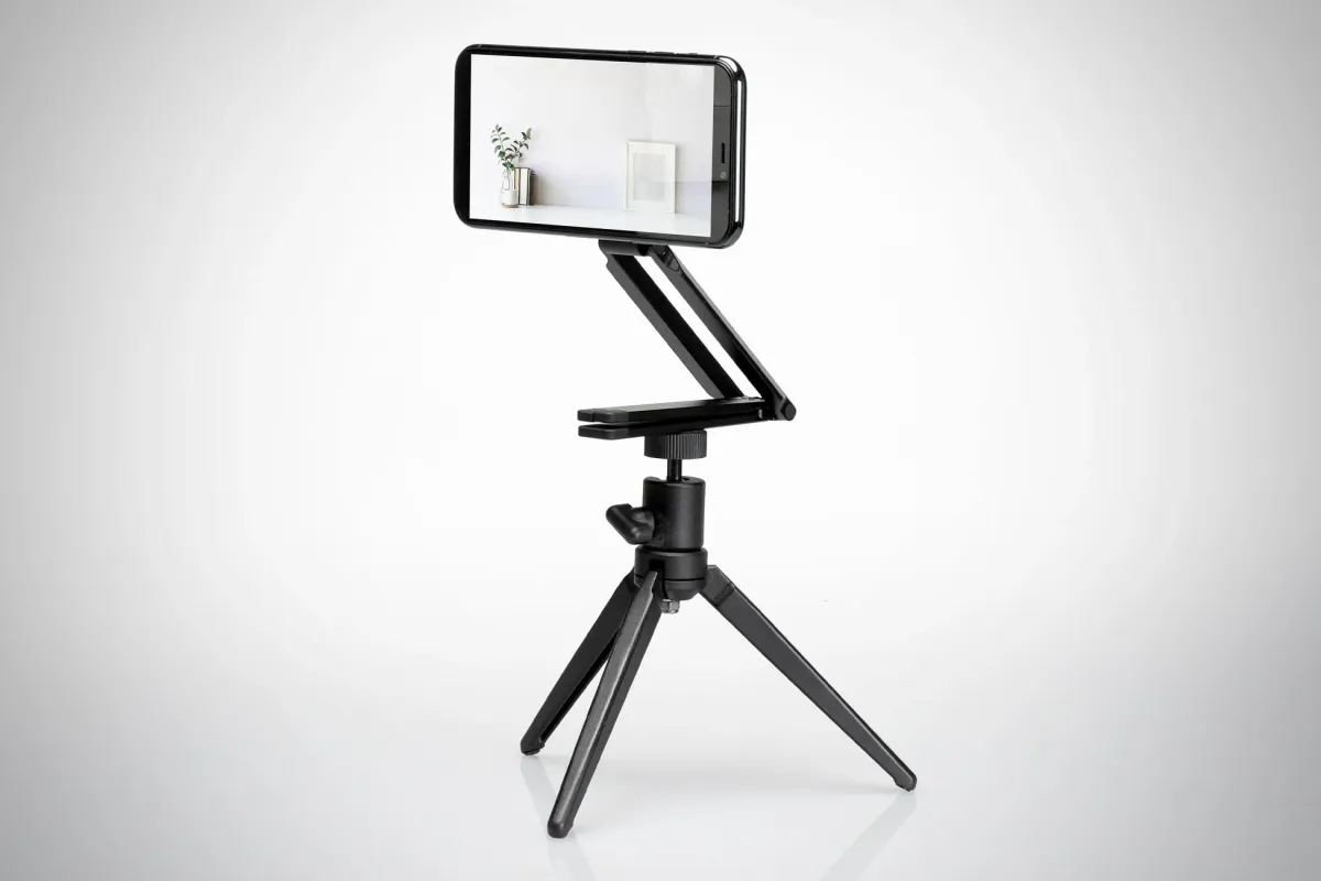 スマホが三脚に立てられた全体像