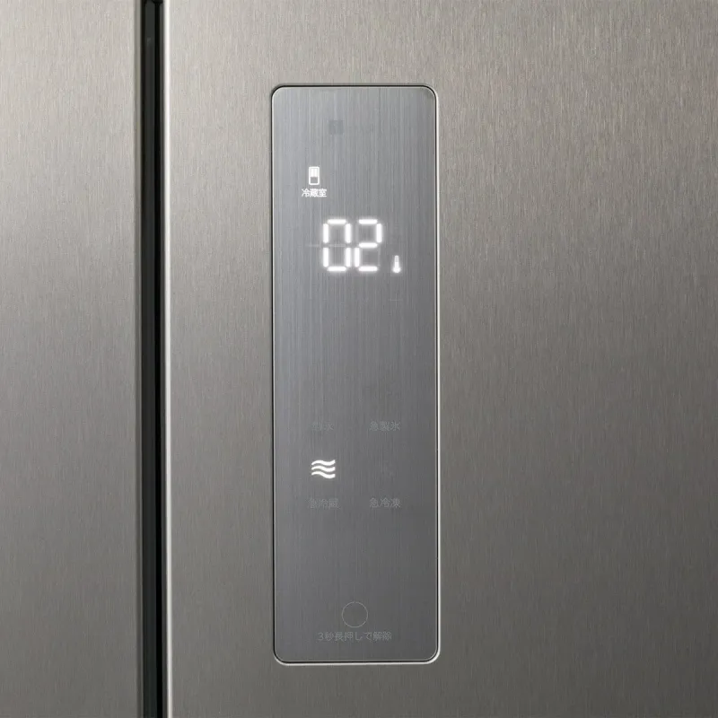 冷蔵庫のデジタル操作パネルがクローズアップされ、急冷蔵などの機能選択肢が見える