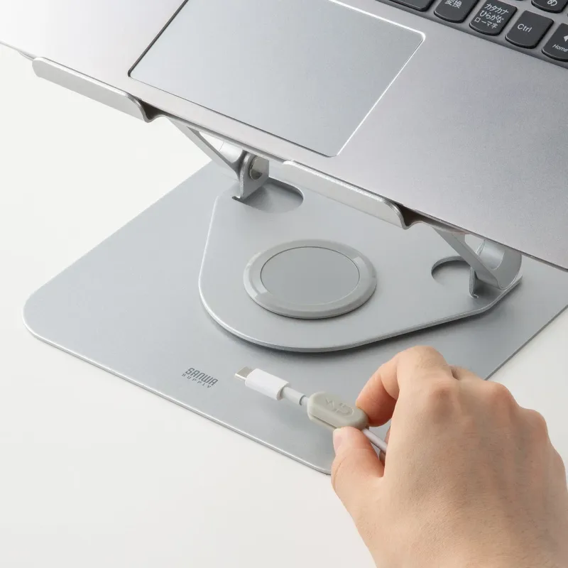 マグネット製品を取り付けてケーブルを整理する様子