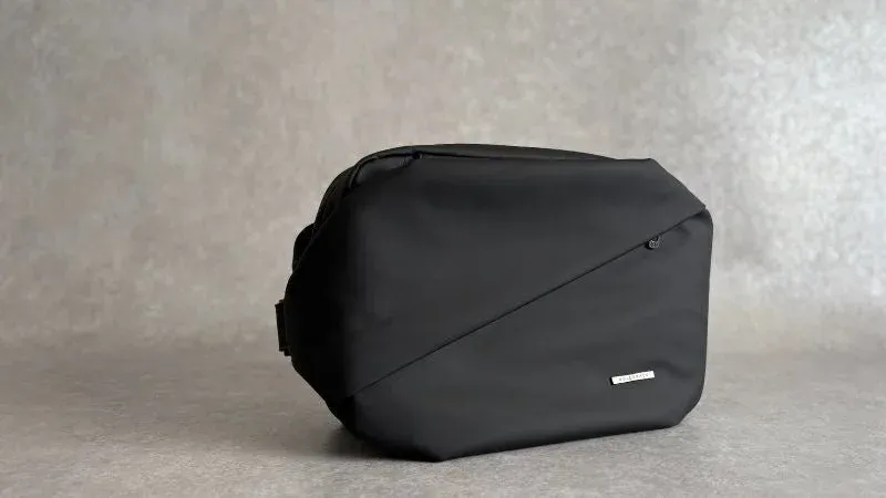 シンプルでモダンなデザインの黒いスリングバッグ