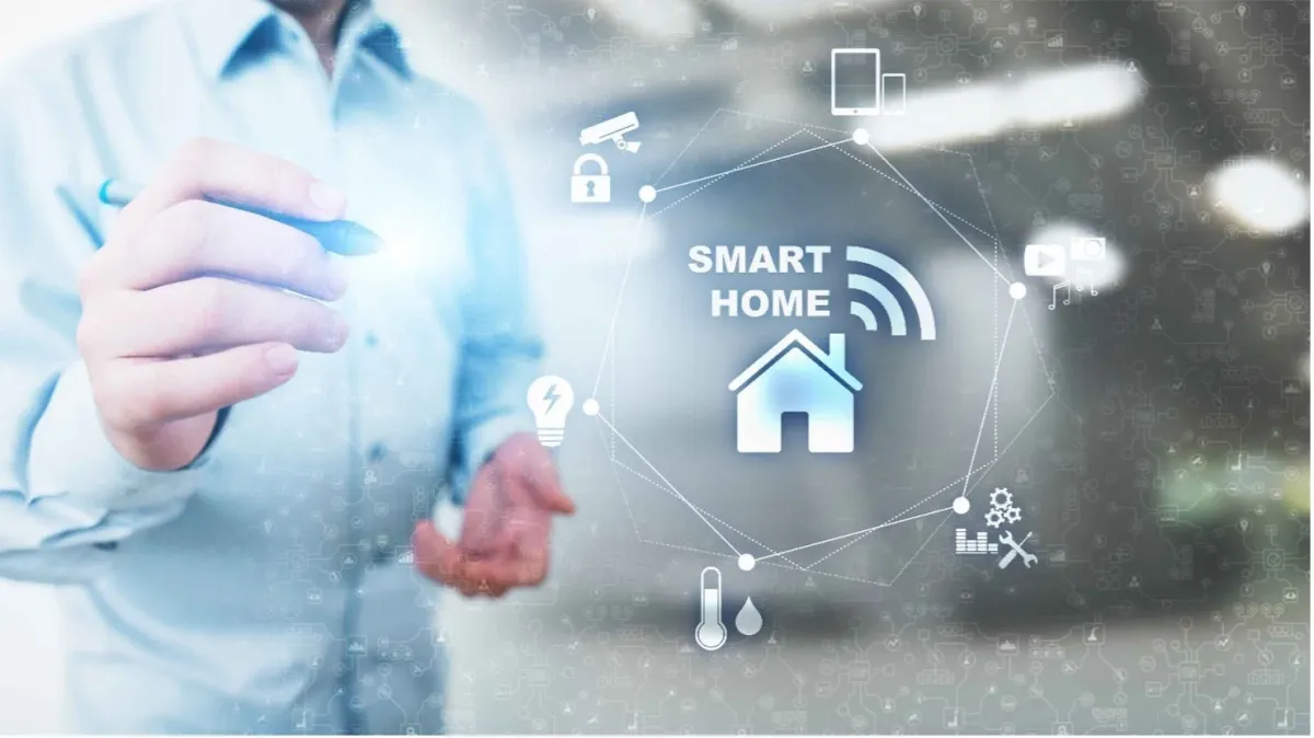 ビジネスシャツを着た人物がスマートホームの仮想インターフェースに触れている画像