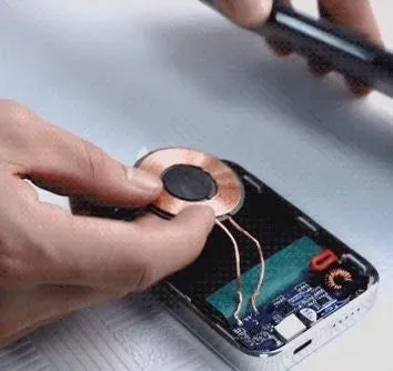 ワイヤレス充電コイルが取り付けられた電子機器の内部