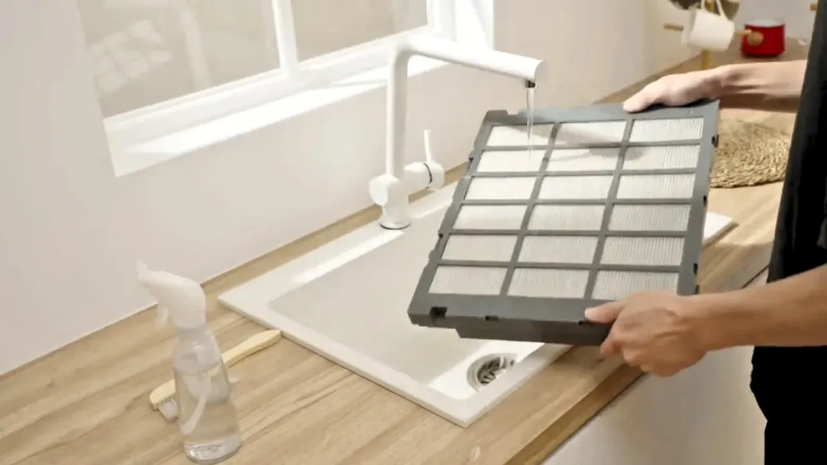 フィルターを水洗いしている様子