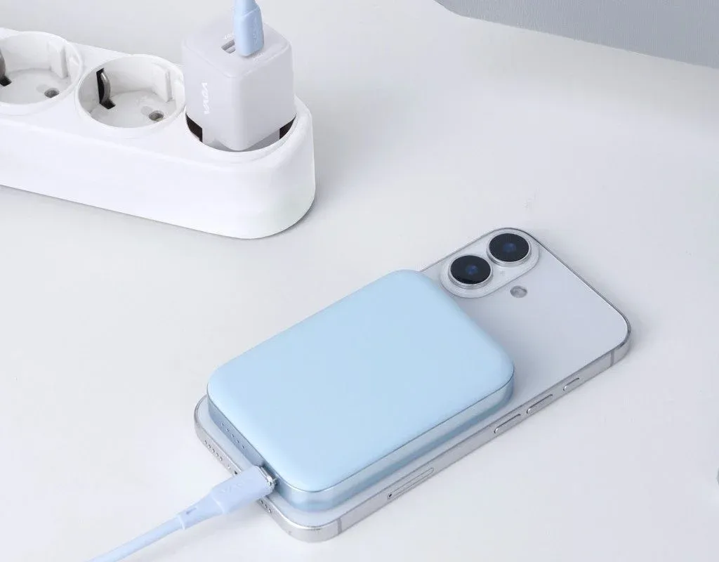 スマートフォンがマグネット式モバイルバッテリーで充電されている様子