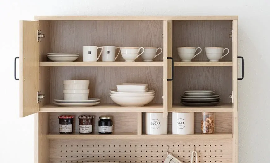 上段の開き扉に食器が収納された様子