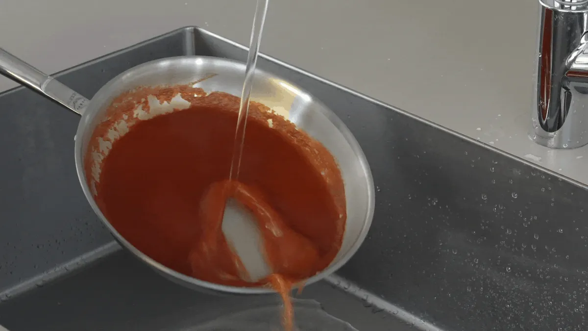 フライパンを洗う様子