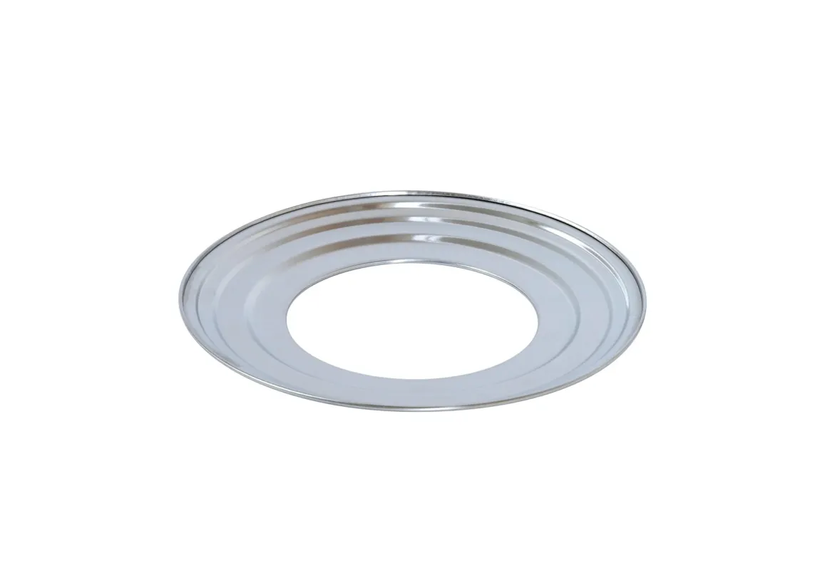 中央に穴が開いた円形の銀色の金属部品