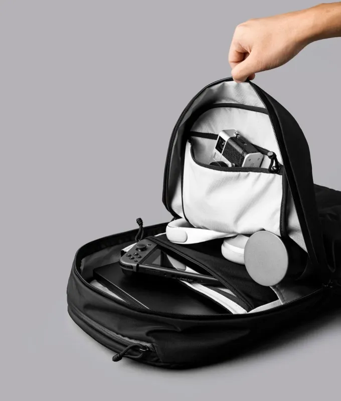 バックパックの内部に整理されたガジェット