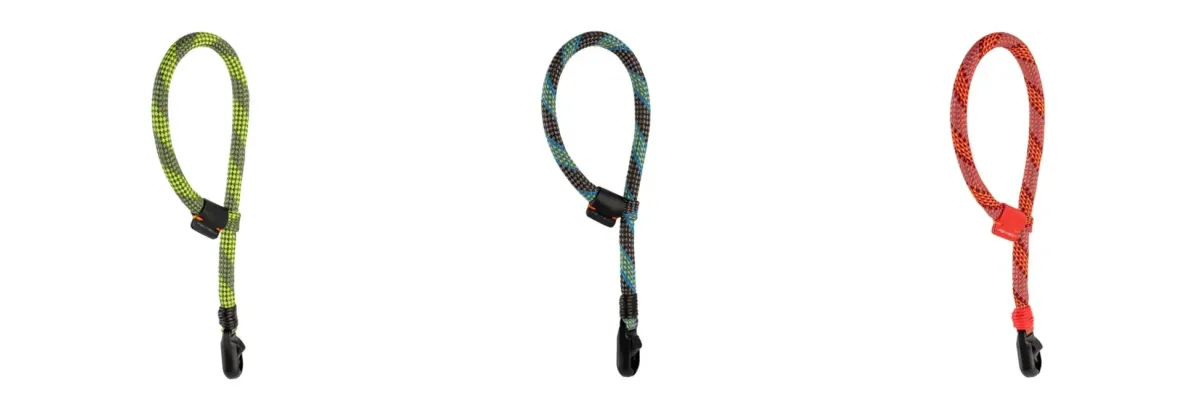 白い背景に、緑、青、赤の3色のカラフルなループ状のロープが並んでいます