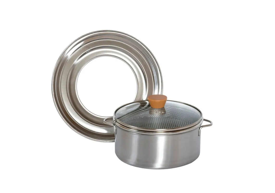 ステンレス製の鍋とガラス蓋、そして円形のステンレス製蒸し器