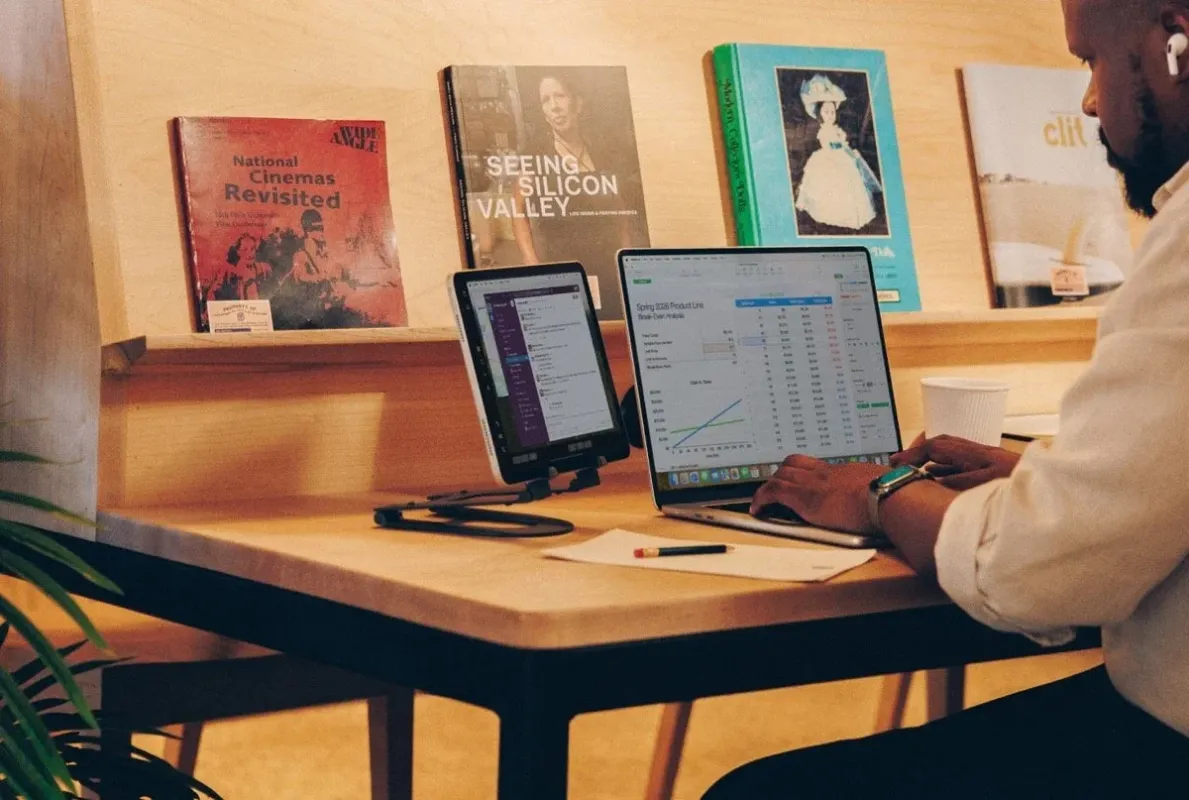 オフィスでタブレットを使う男性