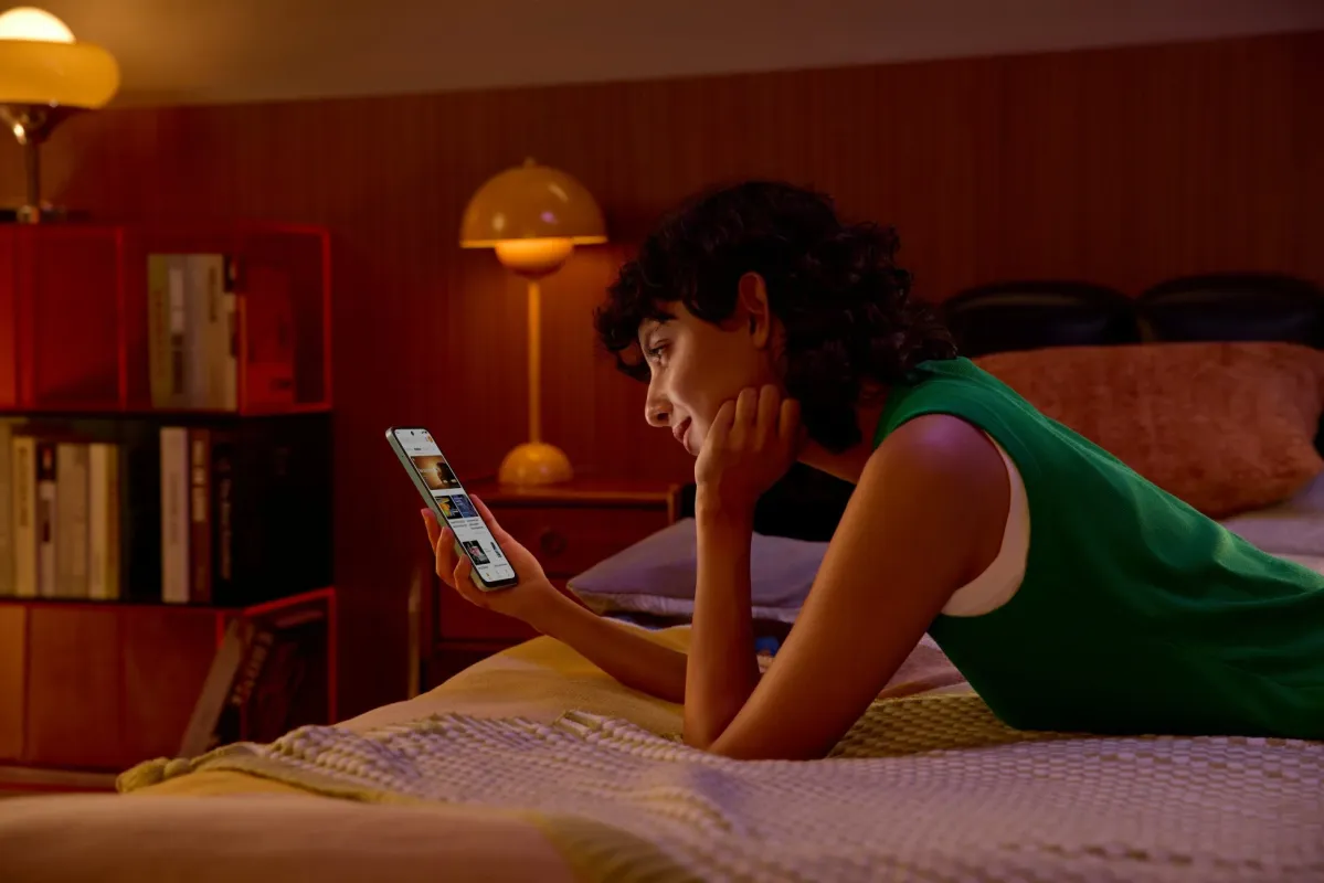 スマートフォンを使用する女性