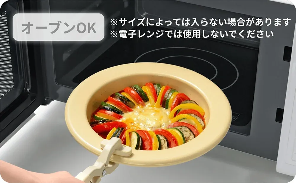 オーブンで調理された彩り豊かなラタトゥイユが耐熱皿に入っており、それをオーブンから取り出す様子です。オーブン使用可、電子レンジ不可の注意書きが添えられています。