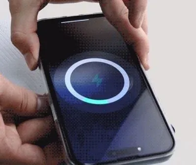 スマートフォンをワイヤレス充電している様子