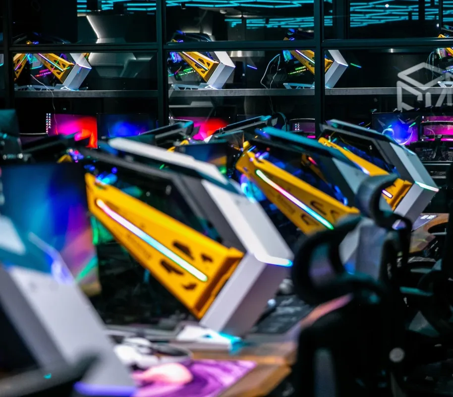 高性能ゲーミングPCが並ぶ空間