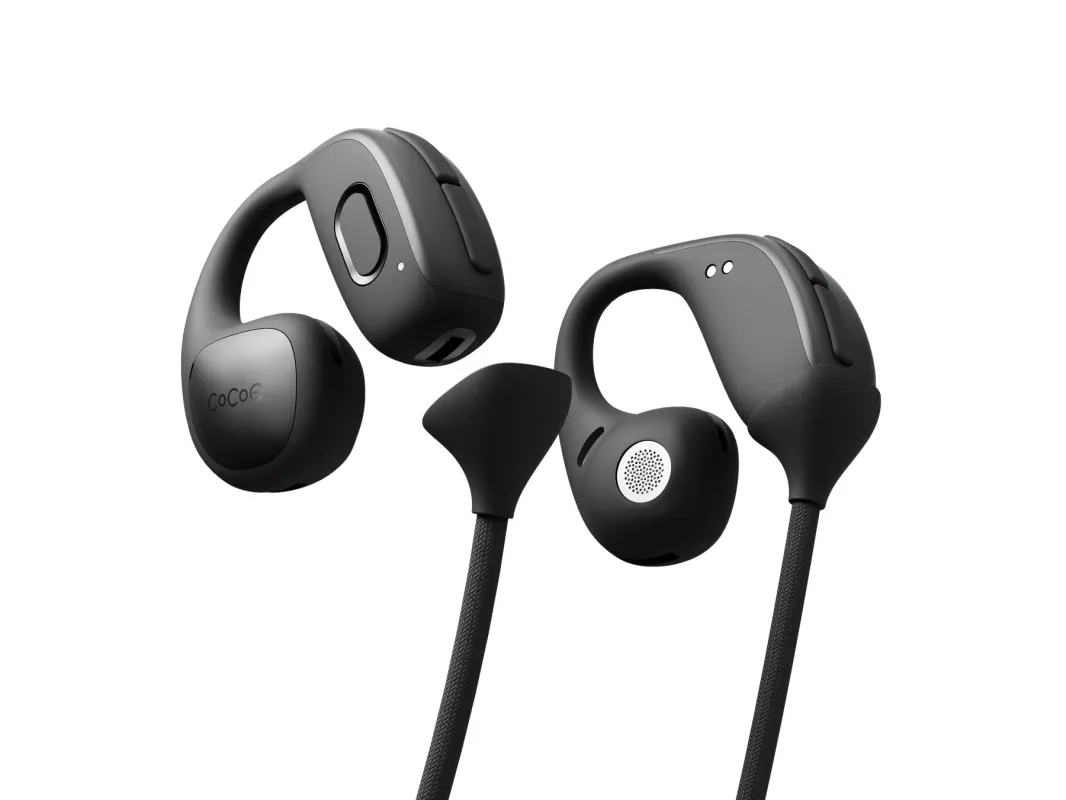 白い背景に黒いフック型イヤホンが写っています。耳にかけるタイプで、ケーブルも黒く編み込みのようなデザインです。イヤホン本体には「CoCoC」というロゴが見えます。