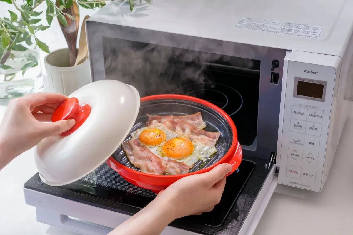 料理,朝食,ベーコン,目玉焼き,電子レンジ,キッチン家電,調理器具,家事,食事,Yselect,蒸気,手,蓋,クッキングパン